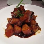 圆苑酒家 - これがお目当ての紅焼肉、友人が勧めてくれただけあって一口食べたら余りの美味しさにびっくりさせられました、さすがに中国豚の角煮コンクールで金賞受賞した一品です。 
            
            