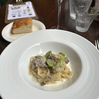 ダニエルズ - そら豆とソーセージのクリームソースパスタ