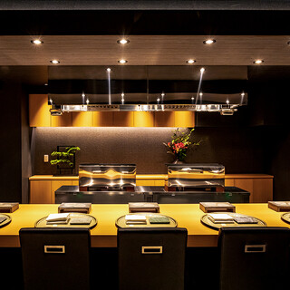 白木が美しいカウンター席から立ち上る芳香を目の前で楽しむ