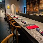 296312755 - カウンター席の背後には席がありませんので静かで落ち着いて語れます 296312755 - カウンター席の背後には席がありませんので静かで落ち着いて語れます