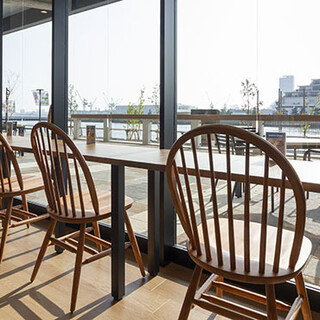 明るい店内はまるで海辺のレストラン◆ゆったり寛げる快適空間