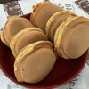 今川焼本舗 - ずっしりとした重さがありボリューム満点。ふ〜っくらもちもちでほんのり甘い生地です。レトロな包装紙も良い感じ