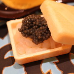 トゥ・ラ・ジョア - 海老の一皿　（白海老 と キャビアの最中）　(2014/08)