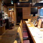 Saba No Eki - 横一列のカウンター席。明るい店で、一人でも入りやすい