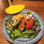 サクラグリル - 自家製林檎ドレッシングをかけます♪