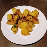 肉×ワインビュッフェ Bistro CinqCes - 別注のアンチョビガーリックポテト　750円