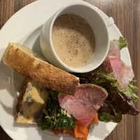 acero - 玉葱たっぷりスープ、サラダ、パン、キッシュ
