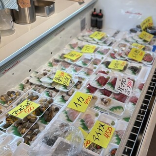 ショーケースにずらりと並ぶ魚たち！刺身から煮魚までお好みで◎