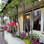 サクラグリル - 春らしい目に華やかな花壇が目印です♪