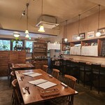 サクラグリル - お洒落な店内。（予約で埋まっていて、この後満席に）