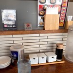 らーめんかいすい - L字かたのカウンター敷きです。10人ぐらい座れるのかなぁ。他にも4人掛けのテーブルが5.6席あります。