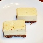 Okashi Dokoro Hanaoka Karuizawa Ten - チーズケーキを取出すと