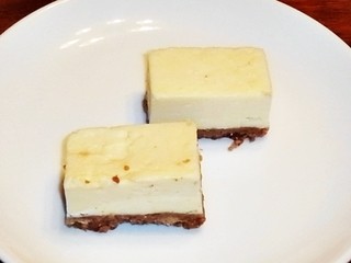 御菓子処 花岡 - チーズケーキを取出すと