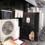 丿貫 - 店舗入り口。三河屋製麺の麺箱がある。もしかして東京製麺の実体？