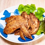 猫ダイニングＡ・caT - 「手羽先揚げ」スパイシーな味付けをした手羽先をカラッと揚げたおつまみにぴったりな一品です