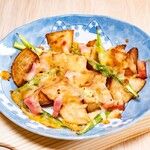 猫ダイニングＡ・caT - 「J・A・Bのチーズ焼き」じゃがいもとアスパラガスとベーコンをチーズでこんがりと焼き上げました