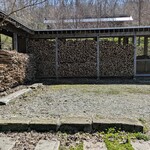 エグ・ヴィヴ - 敷地内の薪がいっぱい