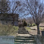 エグ・ヴィヴ - 道路からこの階段を上るとお店です