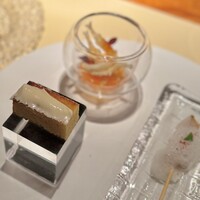 スリオラ - ３種のタパス（アンチョビ、シラウオ・イカ）
                      スパニッシュといえばタパスでしょ！
                      先のアンチョビは手前のパンに乗せて。
                      イカも、山羊チーズのエスプーマにピマン・デスペレットのアクセントでとても好み♪