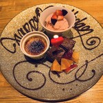 洋食 おがた - いちごアイス　クリームブリュレ　チョコケーキ