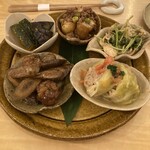 おばんざいとお酒 うきわ - 茄子とかぼちゃの揚げ浸し
                                豚肉の丸め焼きとごぼうの黒酢炒め
                                じゃがいもとうすいえんどうのひき肉あん
                                三つ葉とササミの薬味和え
                                ロールキャベツ