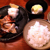 銀平 北新地店 - 焼き魚定食：焼き魚、豚汁、ご飯、お漬け物