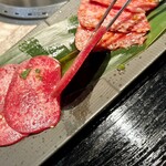 焼肉 千味庭  - サービス牛タンの厚さ