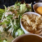 カレーバー・ガク - グリーンサラダとマカロニサラダ