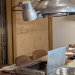 近江牛ホルモン いるもん - カウンターのみ10席くらい  1人でも行きやすい