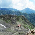 ヒュッテ大槍 - 飛騨乗越からのヒュッテ大槍(手前は殺生ヒュッテ)