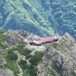 ヒュッテ大槍 - 飛騨乗越からのヒュッテ大槍(望遠)