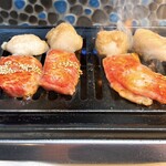 黒毛和牛ホルモン 大衆焼肉しんすけ - 奉行が焼いてくれます。ありがとー✨