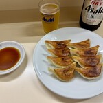 ギョーザ専門店 黒兵衛 - 餃子、アサヒスーパードライ中瓶、
