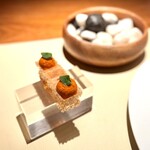 296353993 - アミューズは、赤ピーマンの軽いワッフル（手前）と、ブラッドオリーブの入った揚げパン（奥）。
                        いきなり、どちらもめっちゃ美味しい(^^)