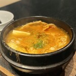 炭火焼肉 牛のまるやま - 石鍋和牛ホルモンチゲ