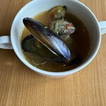ガーデニア(ホテルマイステイズプレミア成田) - アサリとムール貝のサフランスープ