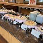 ガーデニア(ホテルマイステイズプレミア成田) - 右は、定番のチョコブラウニー　他は、いちごスイーツ