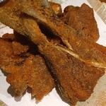 野崎屋 - 骨センベイ。揚げ物なのにスイスイ食べてる。