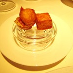 ルパン ミュラ - 「ウェルカムフード」は、右のパルミジャーノ、左は南瓜から作ったシューにリコッタチーズを入れたものです。