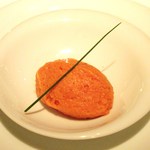 ルパン ミュラ - 掛川で栽培したトマトを使った「トマトのムース」は、濃厚なトマトのピューレが決め手です。風味付けのバジルと小ネギが冴えています。