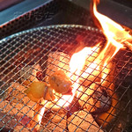 小林 地鶏の里 - 大トロを焼くと脂が落ちまくります＾＾