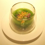 ルパン ミュラ - 「胡瓜と北海ダコのマリネ」は、胡瓜のピューレをシェリー酒で香り付け。ロースとしたヘーゼルナッツとボリジという花をトッピング。
