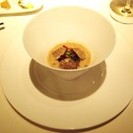 ルパン ミュラ - 「温かい前菜」は、低温で火を通した卵を敷き、アンズ茸をトッピングしたスパイシーなリードボーのスープです。