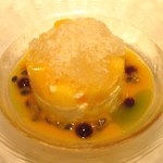 ルパン ミュラ - フレッシュマンゴーを使ったデザートです。パッションフルーツのソースにタピオカを浮かべ、レモンバームで風味を付け、ココナッツをトッピング。