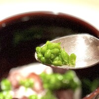 スリオラ - 特に小さい内の豆を、サヤから手作業で一粒ずつ取り出すのと、春のとても限られた期間にしか獲れないため、とても希少で高価！
                    幻の食材なので、「畑のキャヴィア」なんて言われたりします。