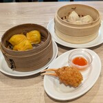 横浜大飯店 - 帆立入り蒸し餃子、小籠包、蟹爪の揚げ物