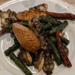 横浜大飯店 - アサリと隠元とオリーブの実炒め