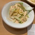 サイゼリヤ 秋葉原中央通り店 - レタスとコーンにオーロラドレッシングのミニサラダ（ランチ）
