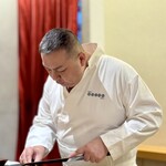 鮨 なんば - 真剣な眼差しで調理する難波さん