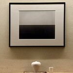 鮨 なんば - 落ち着いた良い雰囲気の絵画と花瓶